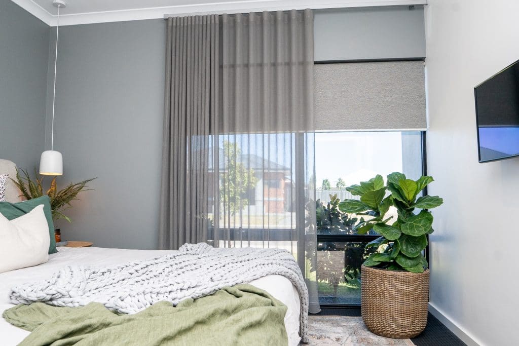 Pairing Curtains And Blinds Curtain World, How To Use Blind Curtain